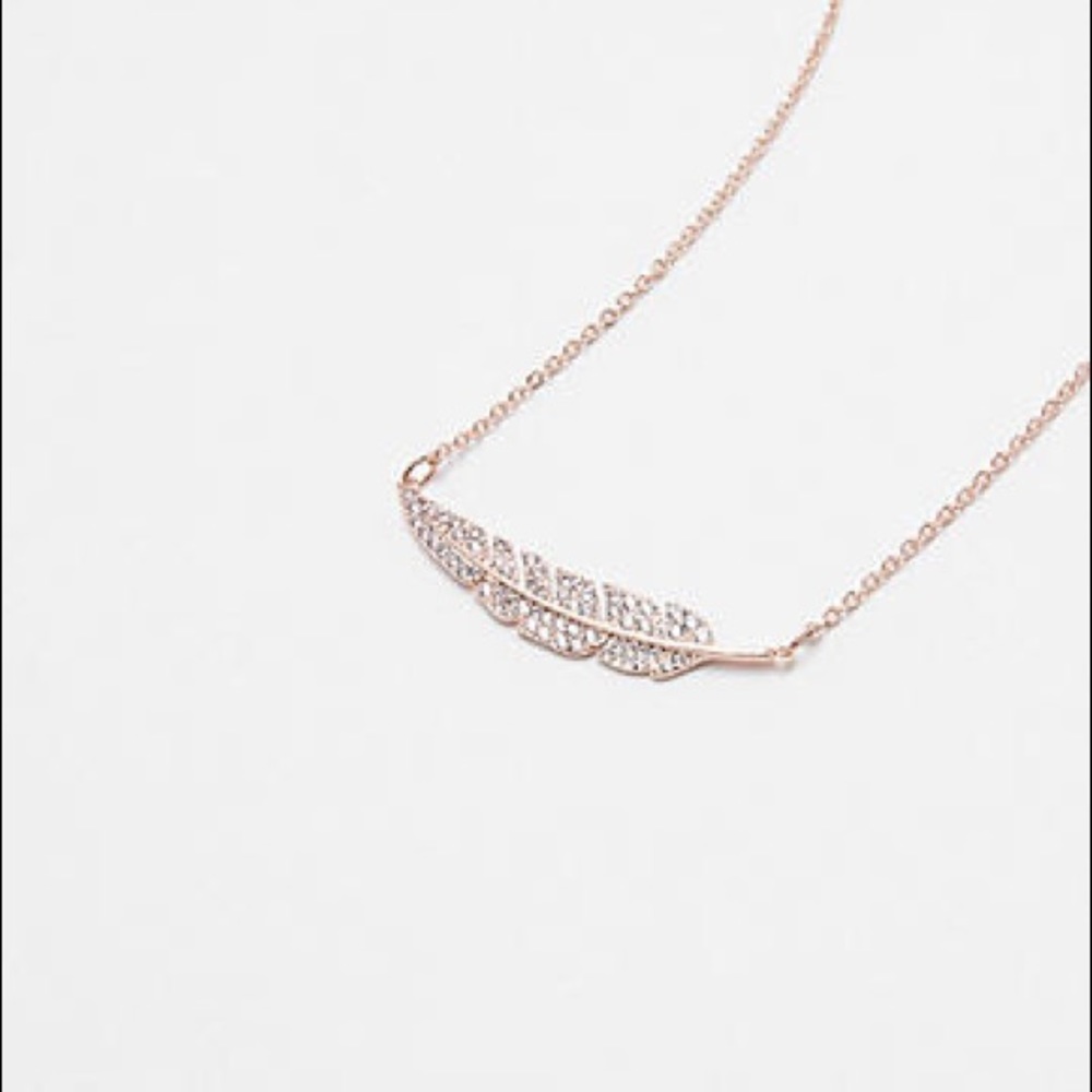 Leaf necklace in rose gold